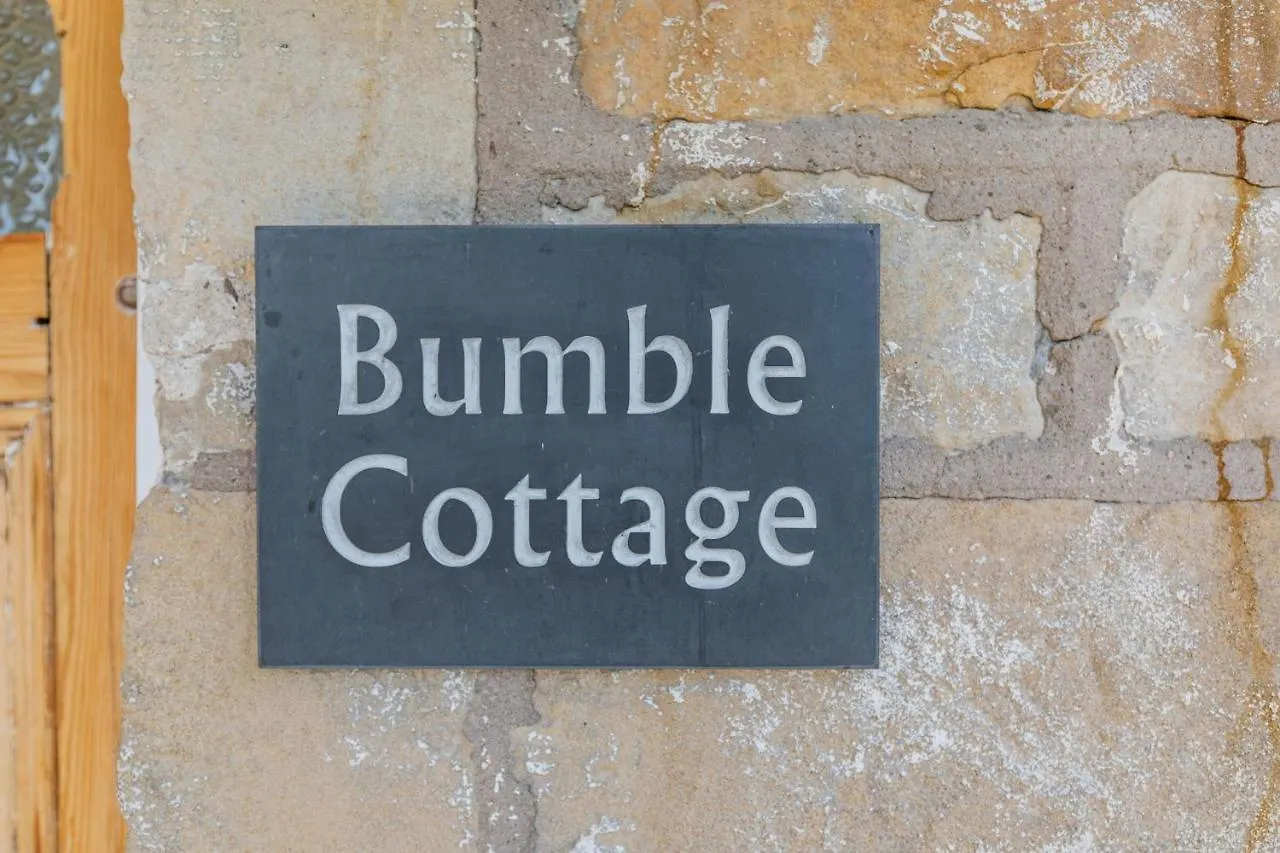 Bumble Cottage Darley 0*,  Egyesült Királyság