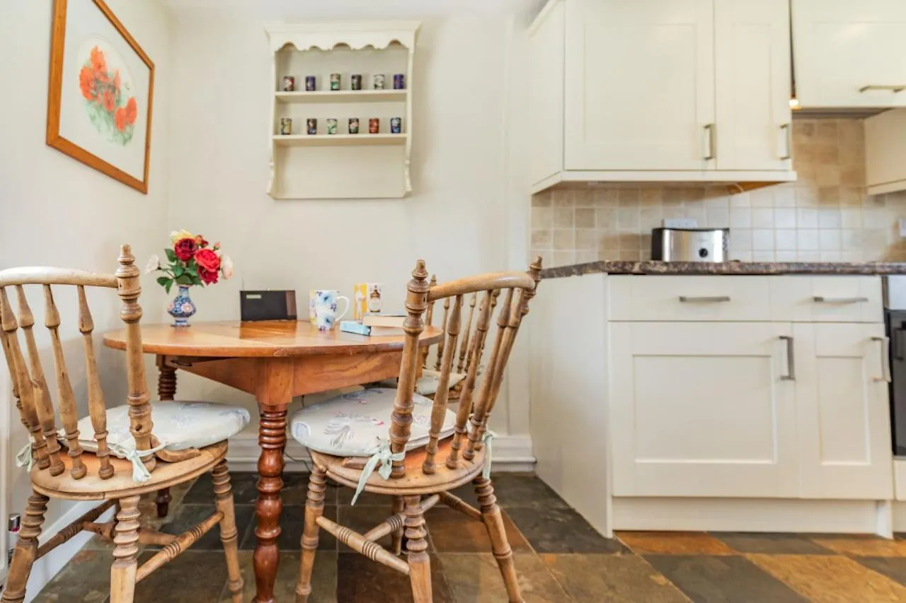 Bumble Cottage Darley 0*,